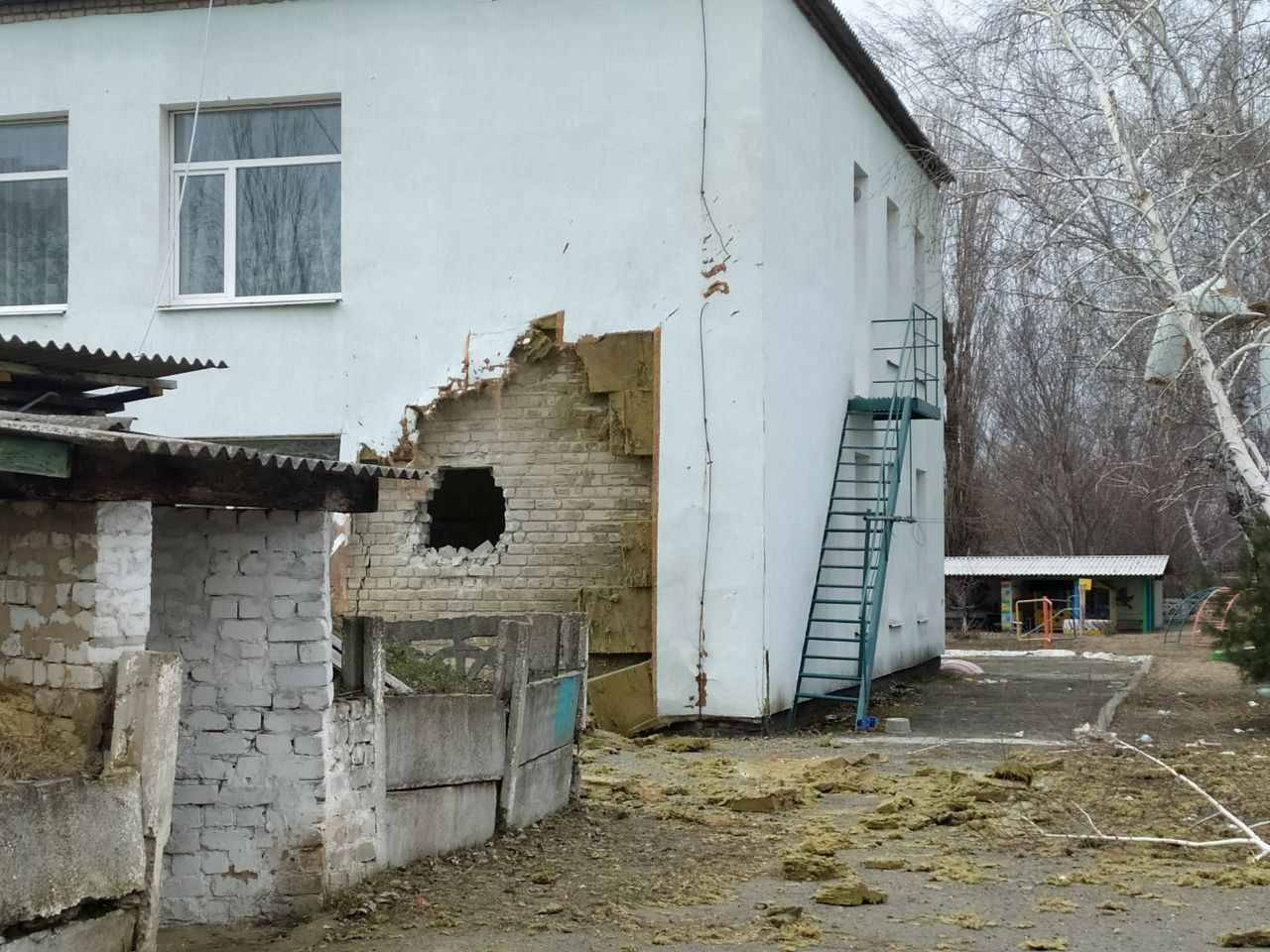 Обстрелът на училища от проруските сепаратисти в селата станица Луганска и Врубивка``